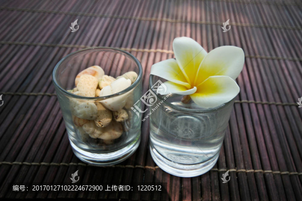 熱帶的雞蛋花和石材裝飾。