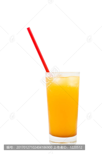 用紅稻草在高玻璃杯里喝冷飲