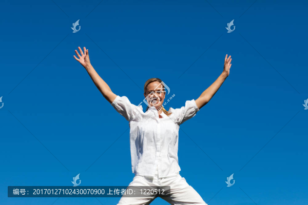 女人在空中跳躍