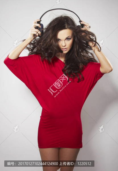 年輕漂亮的快樂(lè)女性聽(tīng)音樂(lè)耳機(jī)