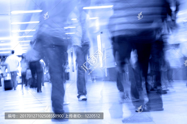 人們在地鐵里散步