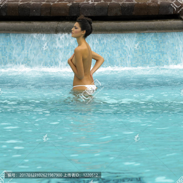 游泳池里的女人