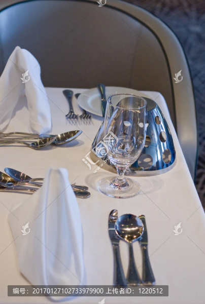 白色亞麻布上的銀和水晶