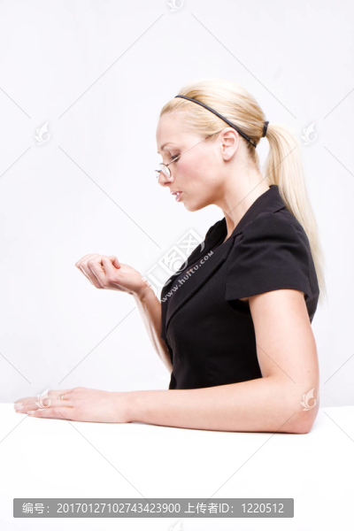 聰明的金發(fā)性感