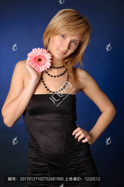美麗的女孩與花。