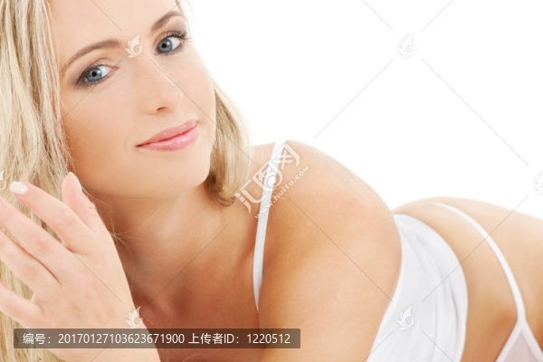 白色棉質(zhì)內(nèi)衣