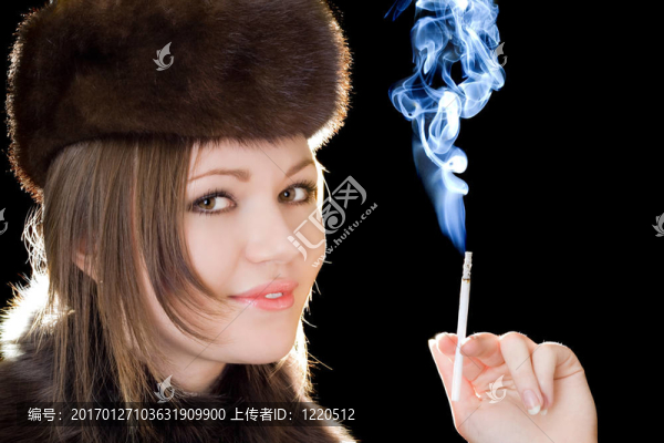 面帶微笑的年輕女士用香煙的肖像