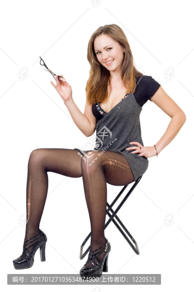 穿著破襪子的剪刀女孩坐在椅子上
