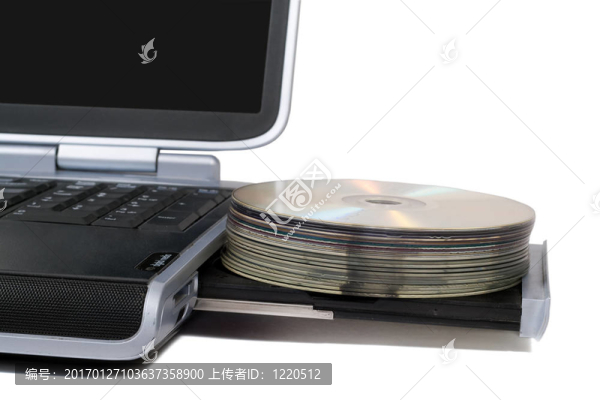 具有過載的光盤驅(qū)動(dòng)器的筆記本電腦。白色背景中分離