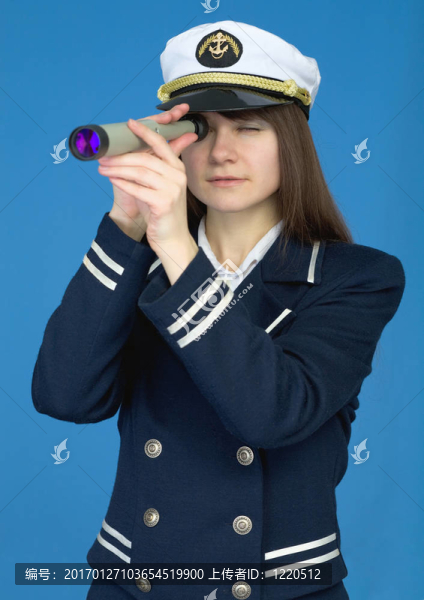 女孩的肖像-船長與望遠鏡