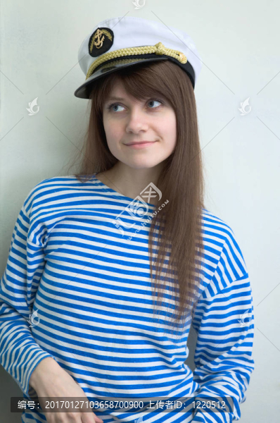 女孩在一個(gè)背心和一個(gè)制服帽