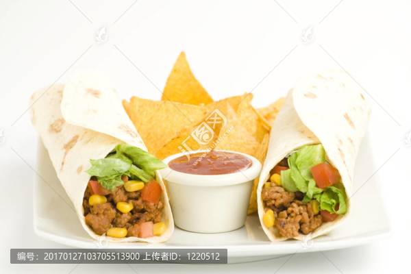 美味的鐵板燒牛肉生菜番茄、辣椒、玉米