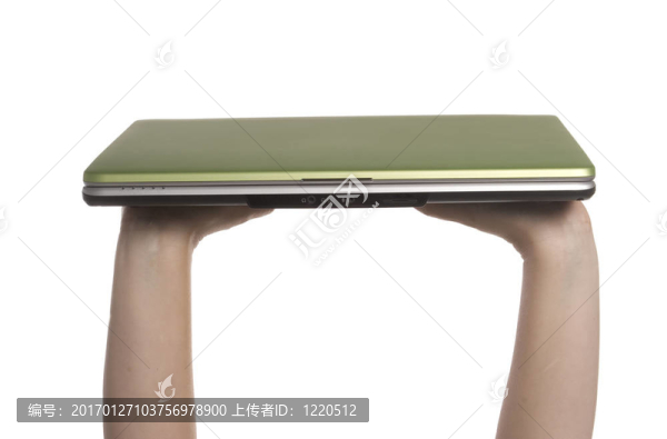 手拿著一臺筆記本電腦