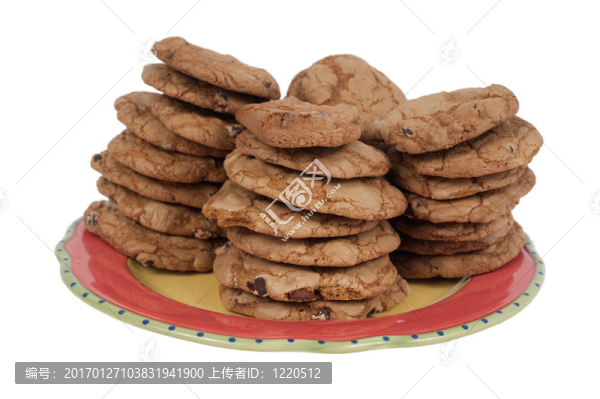盤子上的巧克力片餅干