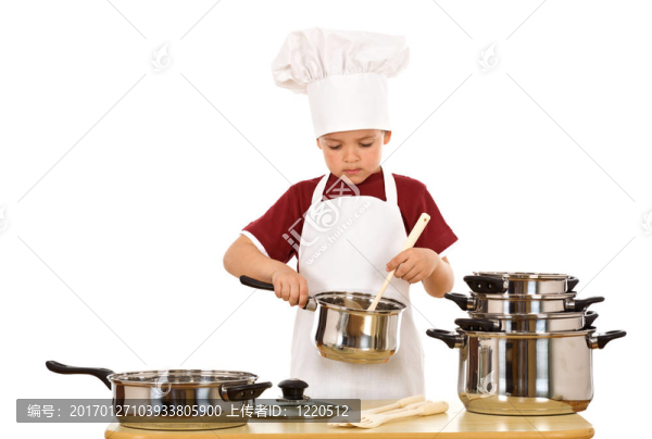 嚴肅的小廚師檢查食物
