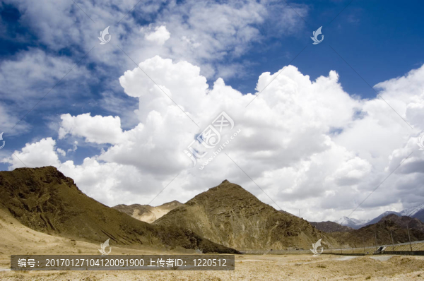 山脈和戲劇性的天空