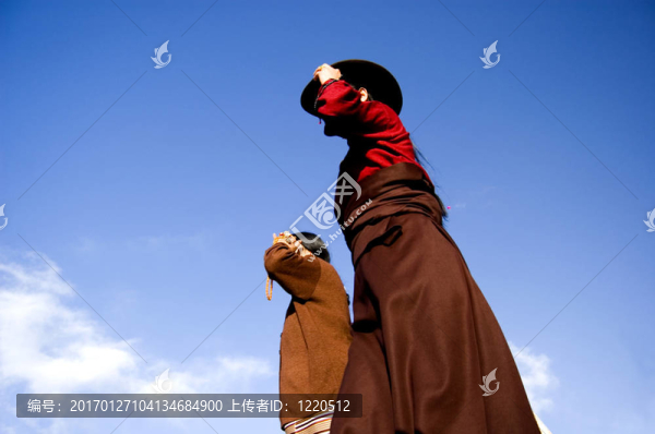 兩個(gè)人走在藍(lán)天下-匯圖網(wǎng) www.fosd68.com 兩個(gè)人走在藍(lán)天下