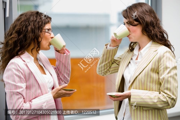 女性飲用咖啡