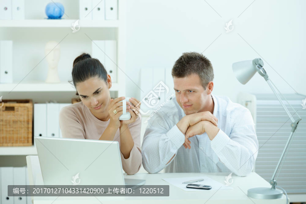 在家工作的夫婦