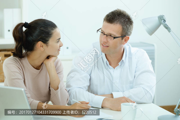 在家工作的夫婦