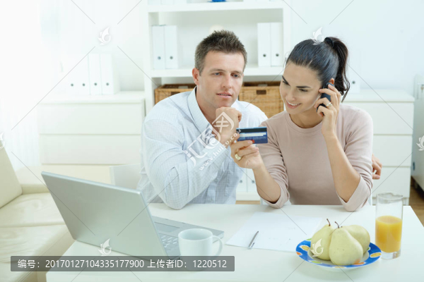 網(wǎng)上購物的夫婦