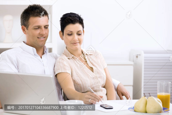 在家工作的夫婦