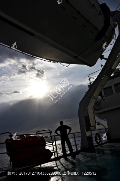 一個人的影子在一個渡船欄桿