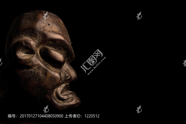 黑色背景下的非洲面具