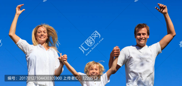 家庭在花園里玩耍-匯圖網(wǎng) www.fosd68.com 家庭在花園里玩耍