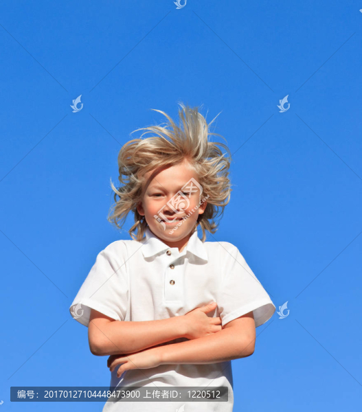 孩子在空中跳