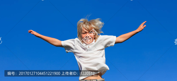 男孩在空中跳躍