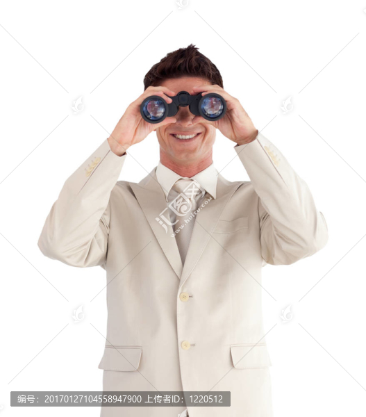 男人看著前方通過binnoculars