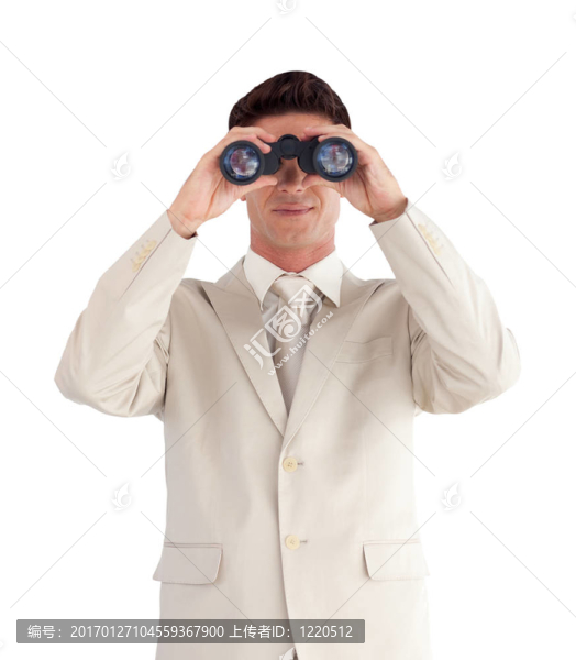 男人看著前方通過binnoculars