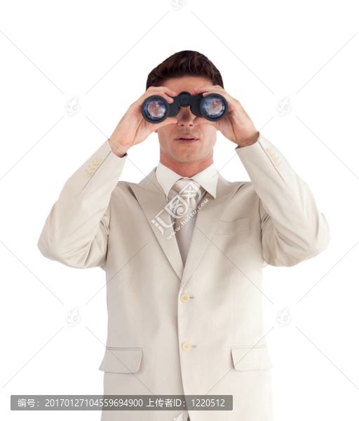 男人看著前方通過binnoculars