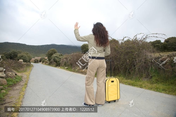帶行李箱的女人