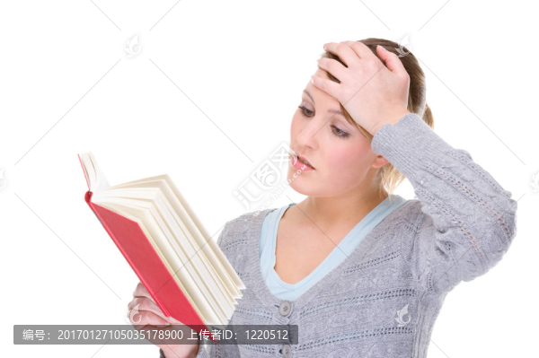 拿著書的女人