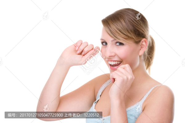 用牙用的女人
