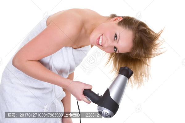 女人用吹風機