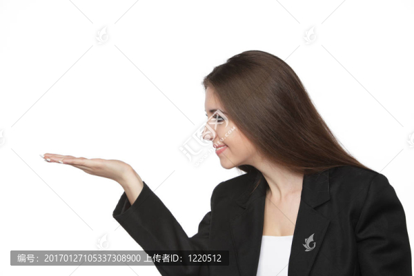 女商人看著她空蕩蕩的手