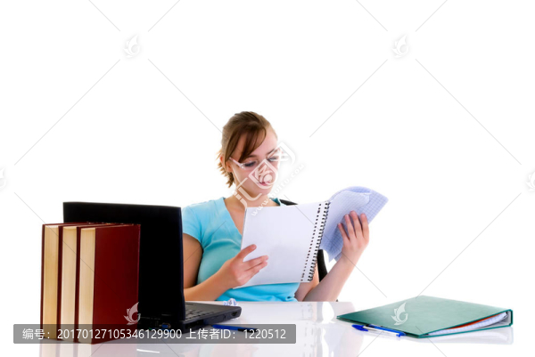 桌上的少女