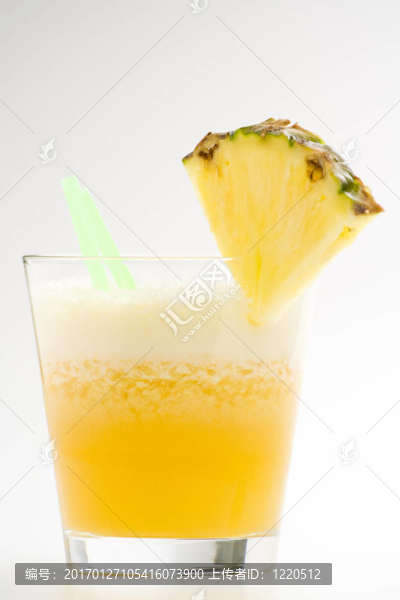 清爽的菠蘿和香橙奶昔