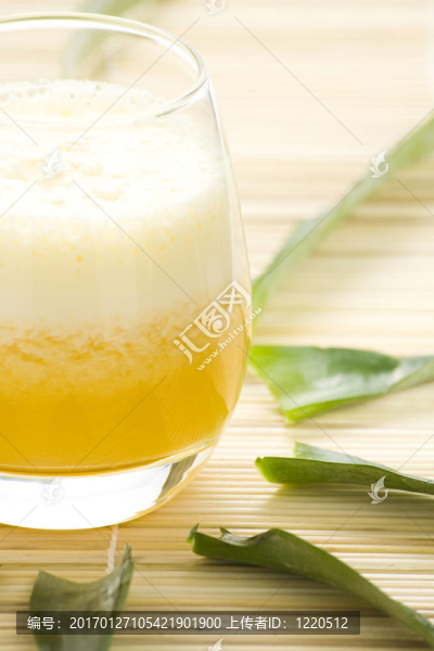 清爽的菠蘿和香橙奶昔