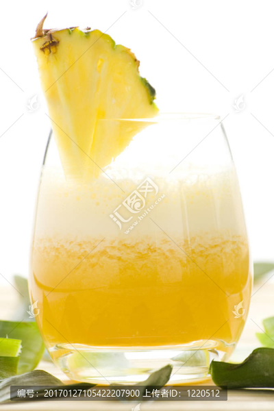 清爽的菠蘿和香橙奶昔