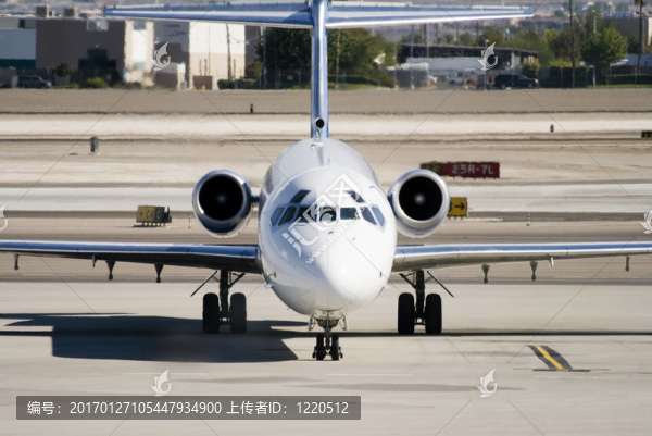 在機場上飛機