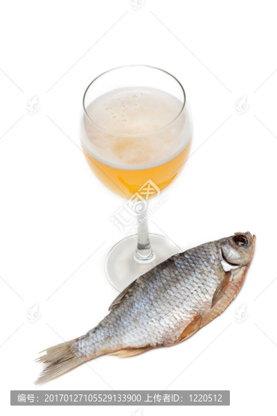 杯啤酒和干魚
