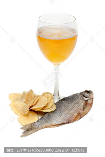 杯啤酒；魚和土豆片