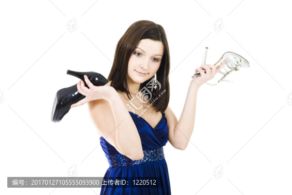 女人拿著鞋