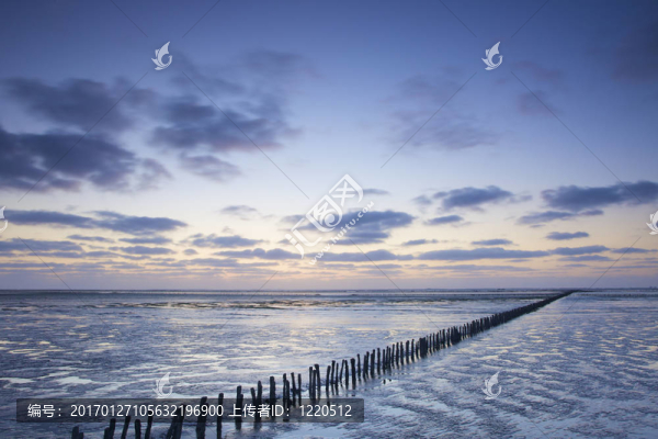 藍(lán)色海灘上的彩色日落