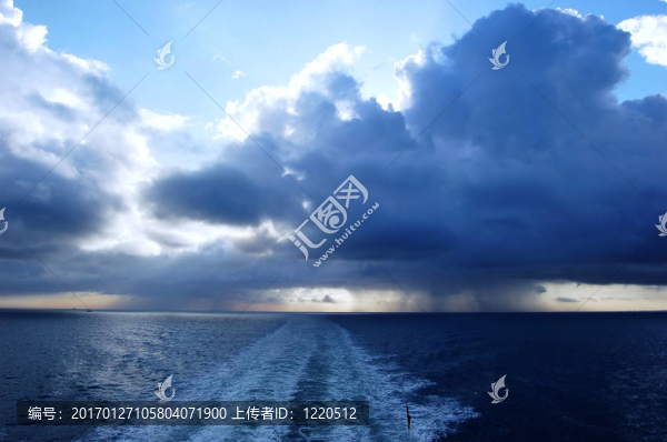 海洋上空的烏云