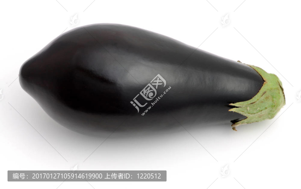 白色背景下的茄子